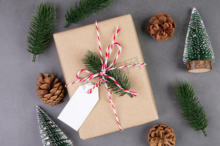 圣诞假期组合物，礼品盒有标签装饰，新年和圣诞节或周年纪念，礼物在水泥地板背景上有标签，在季节、顶视图或平躺，复制空间。