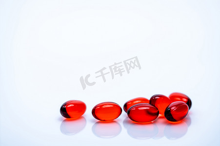 药物背景摄影照片_孤立在白色背景上的红色软凝胶胶囊药丸。