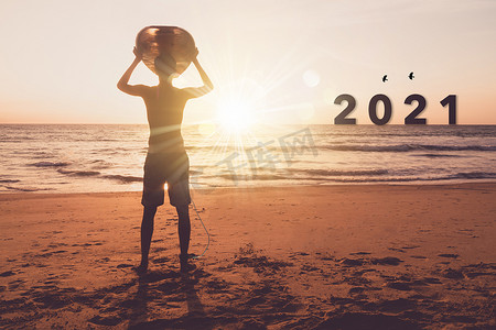 2021 年新年以日落海滩为背景。