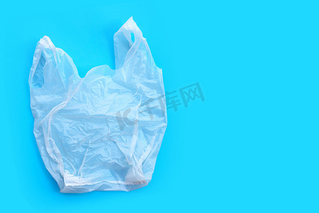 蓝色背景上的白色塑料袋。