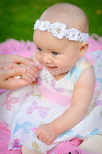 母亲节兔子摄影照片_戴着粉红色兜帽、带耳朵的快乐微笑开朗的女婴