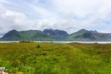 黄昏的村庄摄影照片_美丽的斯堪的纳维亚风景，有草地、山脉和村庄