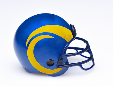 加利福尼亚州尔湾市 - 2020 年 8 月 23 日：西部国家橄榄球大会洛杉矶公羊队的迷你收藏橄榄球头盔。