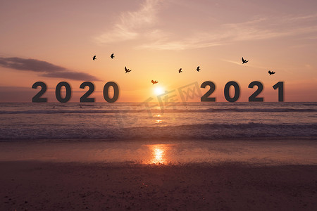 2021 年新年以日落海滩为背景。