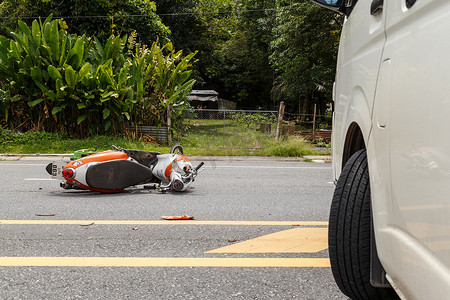 泰国普吉岛-11 月 3 日： 货车在道路上发生事故和 cra