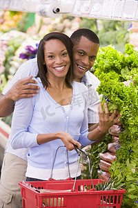 情侣在农产品区购物