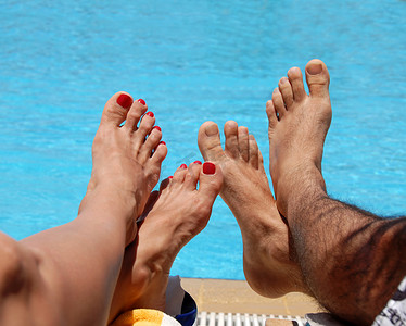 酒店沐足摄影照片_男性和女性的脚