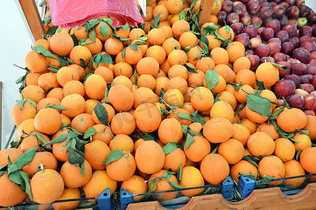 橙色果树摄影照片_杂货店的绿色杂货店和新鲜橙色图片