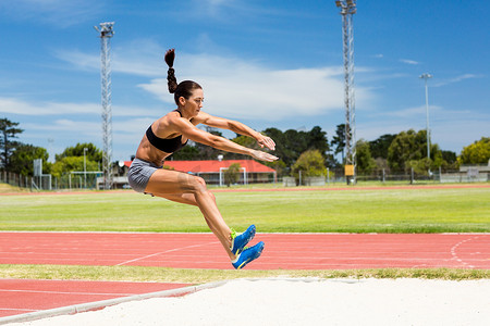 女运动员表演跳远
