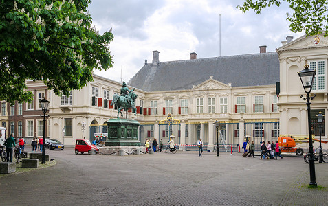 荷兰海牙-2015 年 5 月 8 日：人们参观荷兰海牙 Noordeinde 宫。