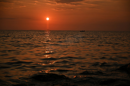海上夕阳红，乌云浓
