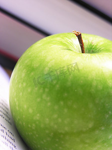 书本上的青苹果