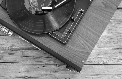 旧留声机和黑胶唱片