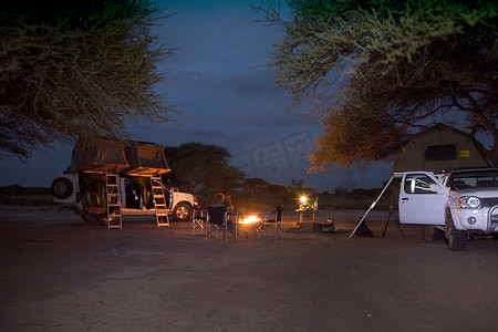 营地在晚上