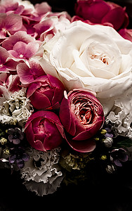 作为礼物的花束，在花店的玫瑰花布置
