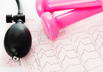 血压计、心电图和桃红色哑铃