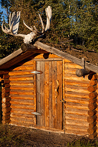 小麋鹿摄影照片_带麋鹿角的小木屋