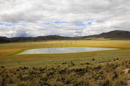 塔拉纳基山摄影照片_五颜六色的山和湖在秘鲁安第斯山脉