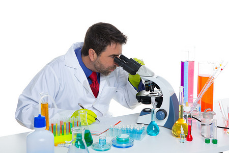 化学实验室科学家看显微镜的人