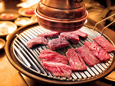 韩国牛肉烤肉，一种流行的韩国烤肉美食