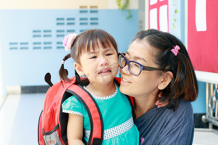 孩子和妈妈哭着第一天去学前班