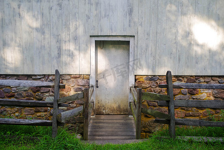 殖民时期的木石建筑中迷人的旧白门。