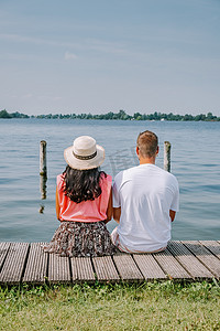 人们在荷兰阿姆斯特丹附近的 Vinkeveen 湖边公园放松，Vinkeveen 主要以 Vinkeveen 的 Vinkeveense Plassen 湖而闻名，Vinkeveen 是村庄以东的湖泊和沙岛区