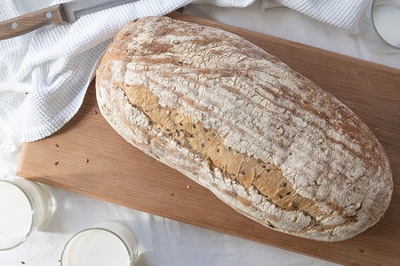 芝麻面包摄影照片_小麦面包、一壶牛奶和芝麻面包