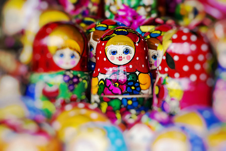 五颜六色的俄罗斯套娃套娃在市场上。