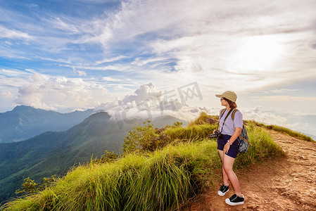 女孩旅游风景山