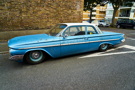 英国拉姆斯盖特 - 2021 年 6 月 10 日：A Blue 1961 4 door Chevrolet Bel Air