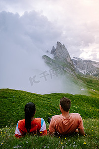 一对夫妇在 Italien Dolomites 度假远足，在 Seceda 峰上欣赏美景。 