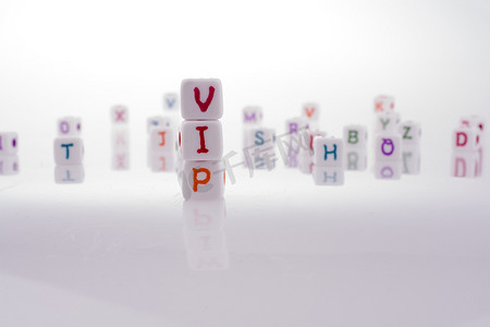 vip买二送一摄影照片_字母块和 VIP 一词