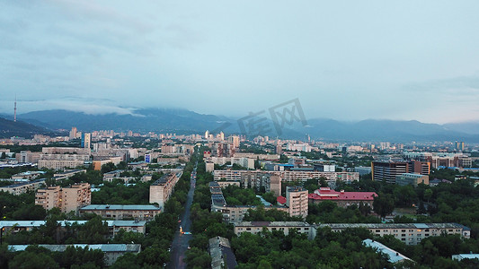 哈萨克斯坦地标摄影照片_日落时分山和阿拉木图市上空的云