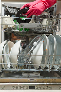 开放式集成洗碗机中的脏盘子。
