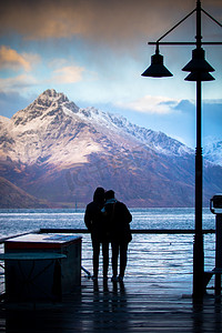 情侣们喜欢站在瓦卡蒂普湖观景点的剪影