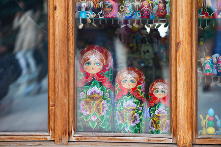 玻璃后面的嵌套娃娃的三个娃娃。