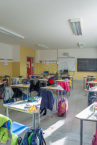 空的教室摄影照片_有课桌椅的教室的视图