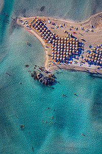 美丽的热带 Elafonissi 海滩与粉红色沙滩的鸟瞰图。