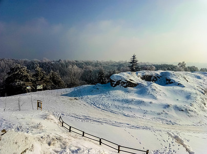 天空围栏摄影照片_山顶美丽的冬季景观围栏
