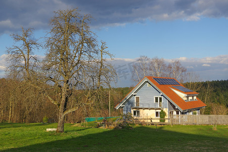 德国黑森林巴登符腾堡附近有木屋的德国乡村景观，位于德国 Schoemberg