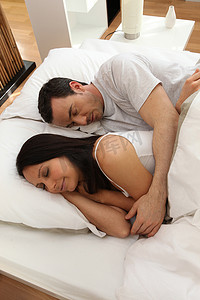 睡觉做梦摄影照片_一对夫妇睡觉的高角度拍摄