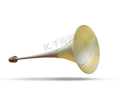 白色背景上带柔和阴影的黄铜金属公告喇叭用作多用途警报喇叭复古和复古风格