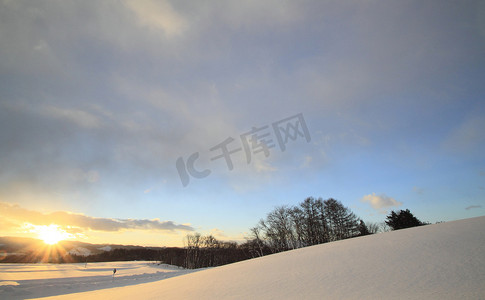 蓝天雪地摄影照片_雪原和蓝天