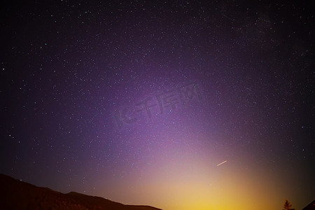 紫色宇宙星空摄影照片_蒂罗尔阿尔卑斯山夜晚的星空。
