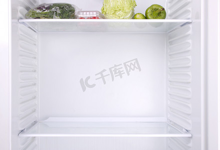 冷冻机摄影照片_半空的冰箱