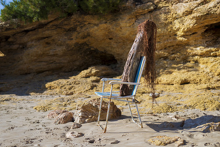 沙滩椅上的树干娃娃模拟人晒日光浴