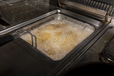 在容器中煮沸油，用于炸薯条