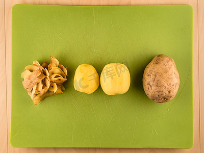 土豆，皮在绿色塑料板的中心