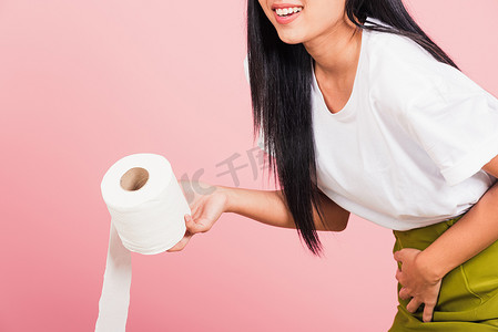 妇女腹泻便秘拿着胃痛和纸巾卫生纸